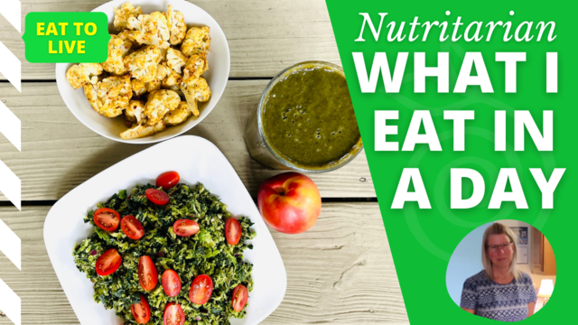What I Eat in a Day – Black & Blue Smoothie, Crunchy Salad with Hemp Pesto, Cauliflower Bites
